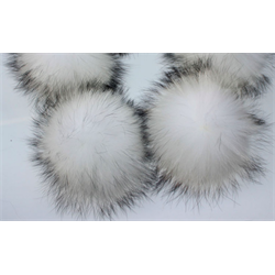 Stor VASKEBJRN dusk Hvit med svarte "spisser"